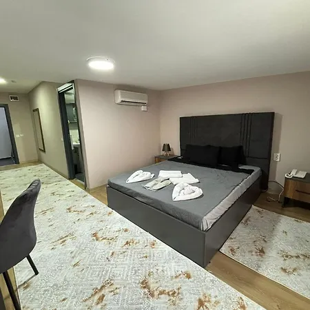 Mira Palace & Hotell